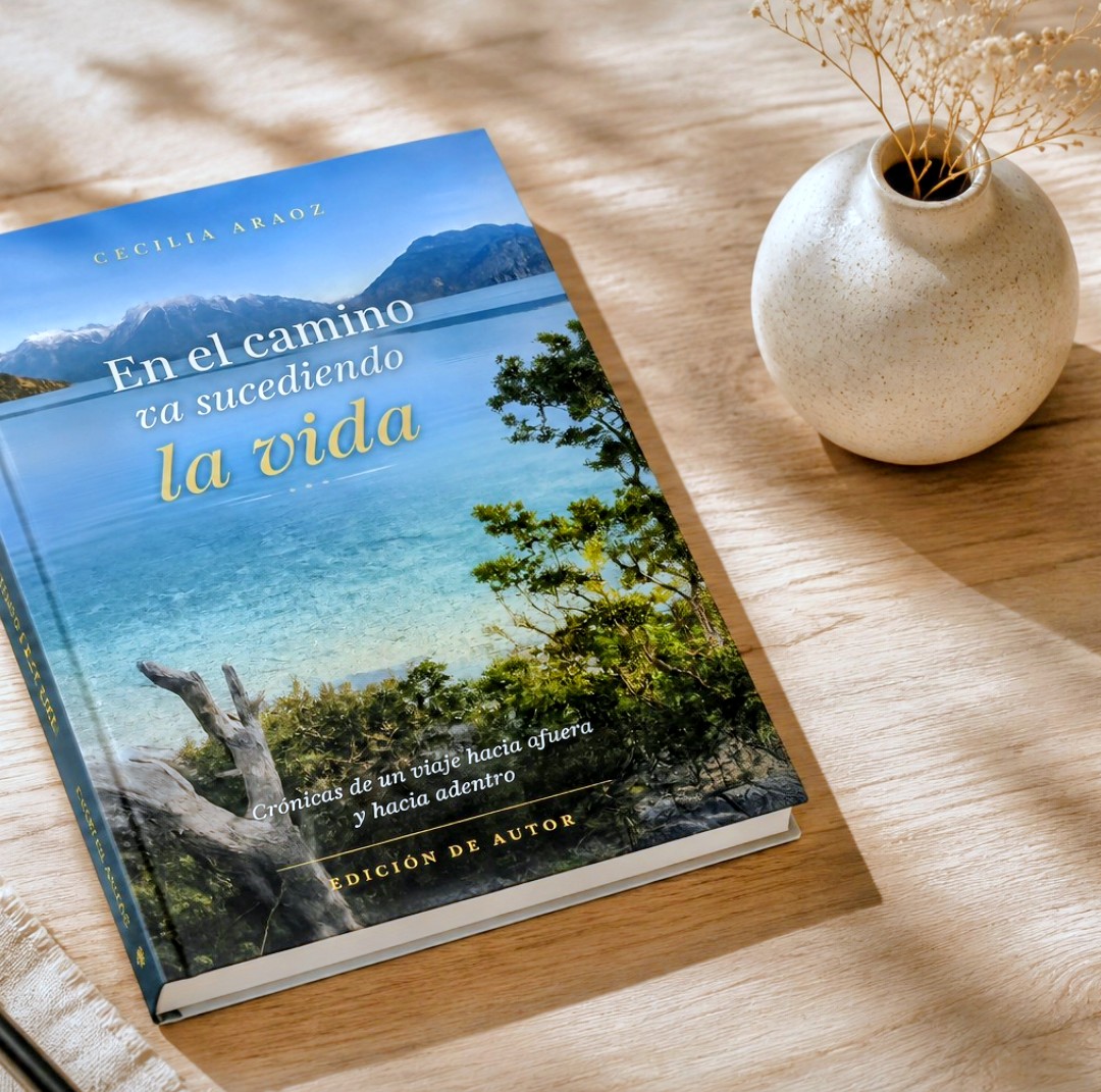Portada del libro En el camino va sucediendo la vida de Cecilia Araoz — Crónicas de un viaje hacia afuera y hacia adentro